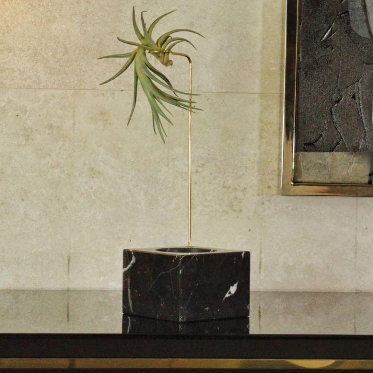 Organico moderno Camilly - Portapiante Eleg in marmo Nero Marquina in vendita
