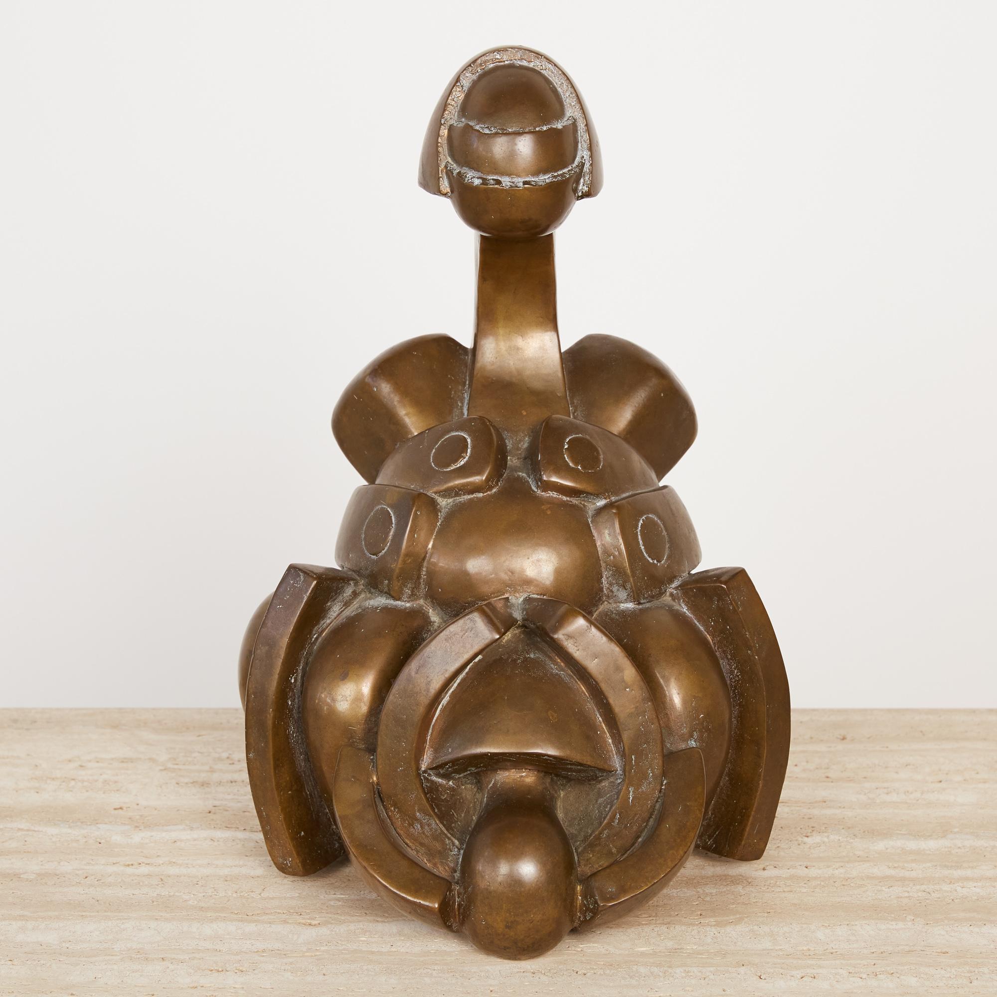 Une sculpture biomorphique en bronze coulé de l'artiste espagnol Camilo Otero. Créée selon la méthode de la fonte à la cire perdue, la figurine présente une coque extérieure dimensionnelle dont les couches, semblables à des doigts, se superposent à