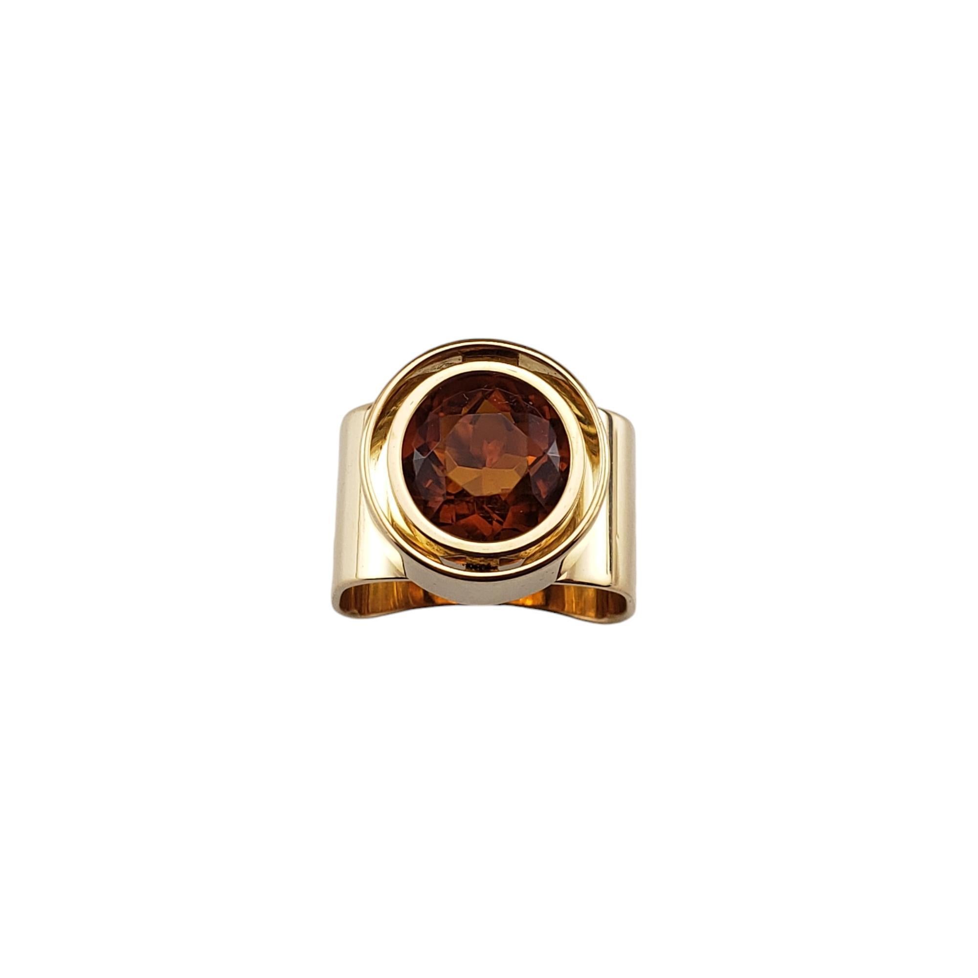 Caminada 18 Karat Yellow Gold and Citrine Ring Size 7

This elegant ring features one round citrine quartz (9 mm) set in classic 14K yellow gold.  

Width: 14 mm.  Shank: 8 mm.

Stamped: CAMINADA 750

Ring Size: 7

Weight:  8.3 dwt. / 12.9 gr.

Very