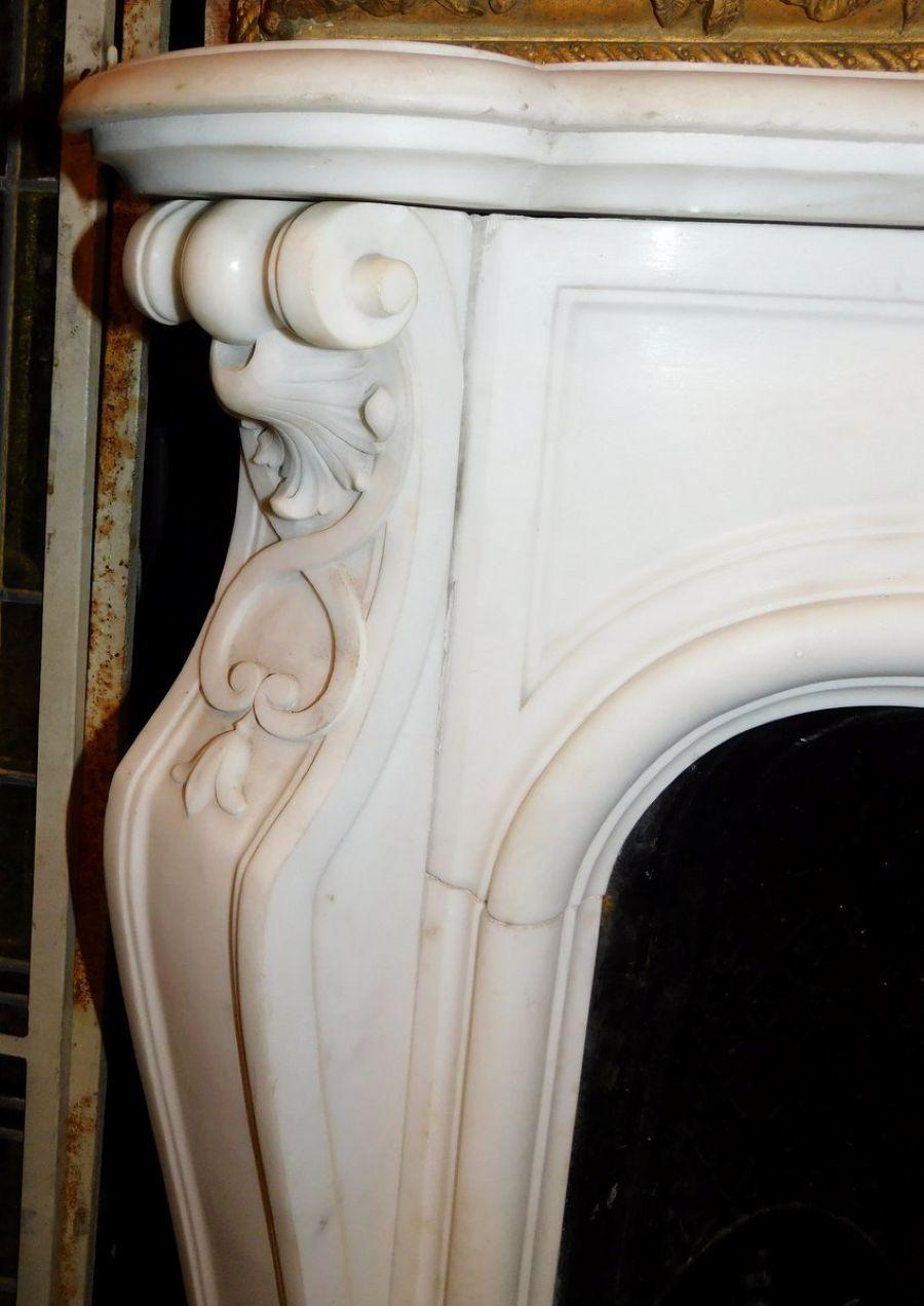 Camino antico in marmo bianco di Carrara, scolpito con decoro centrale, italia in vendita 3