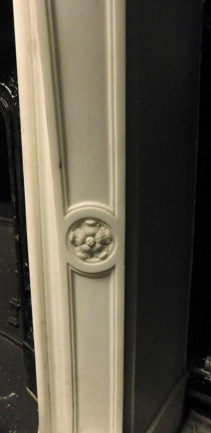 Camino antico in marmo bianco di Carrara, scolpito con decoro centrale, italia in vendita 4