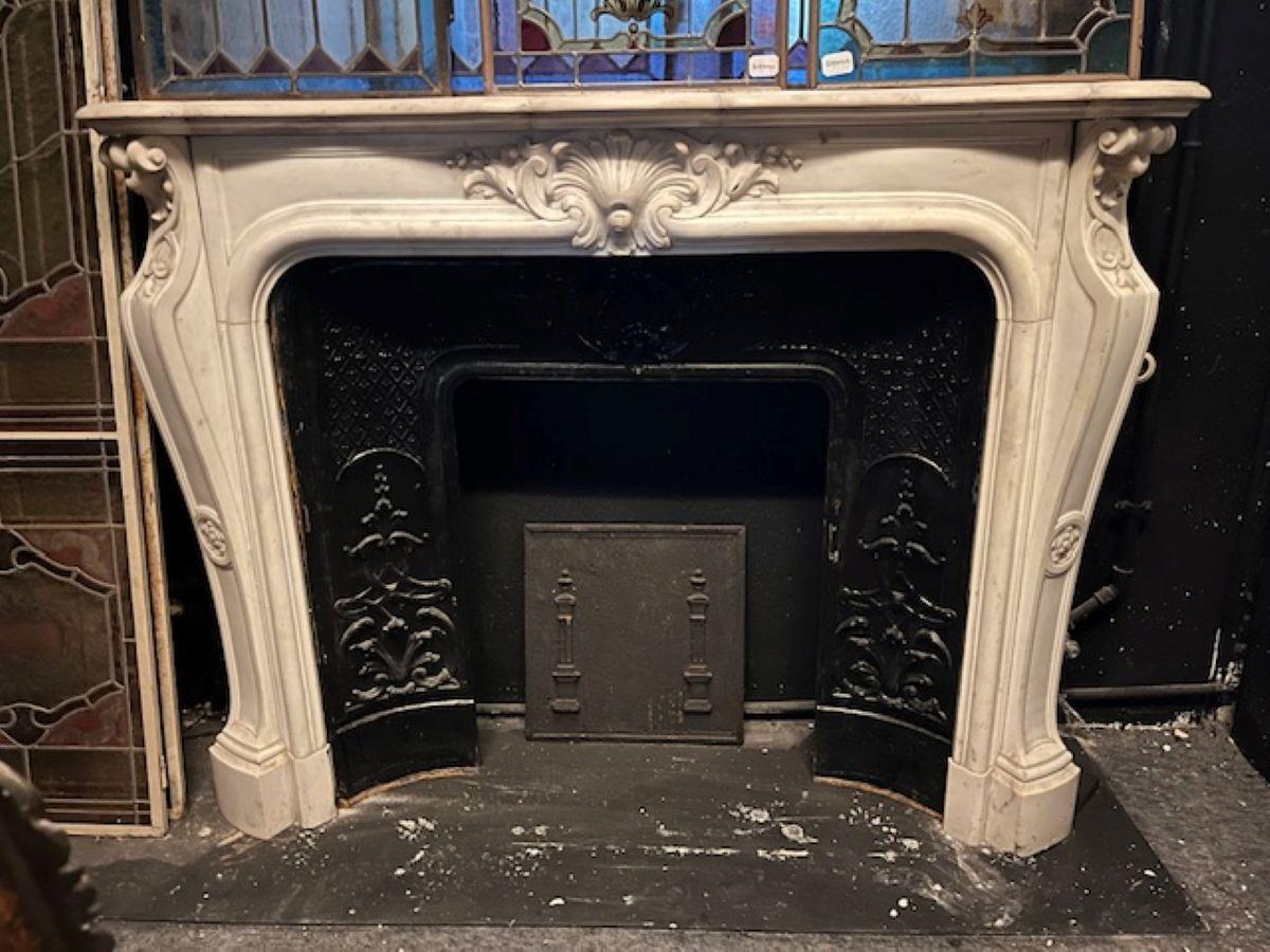 Camino antico in marmo bianco di Carrara, scolpito con decoro centrale, italia in vendita 5