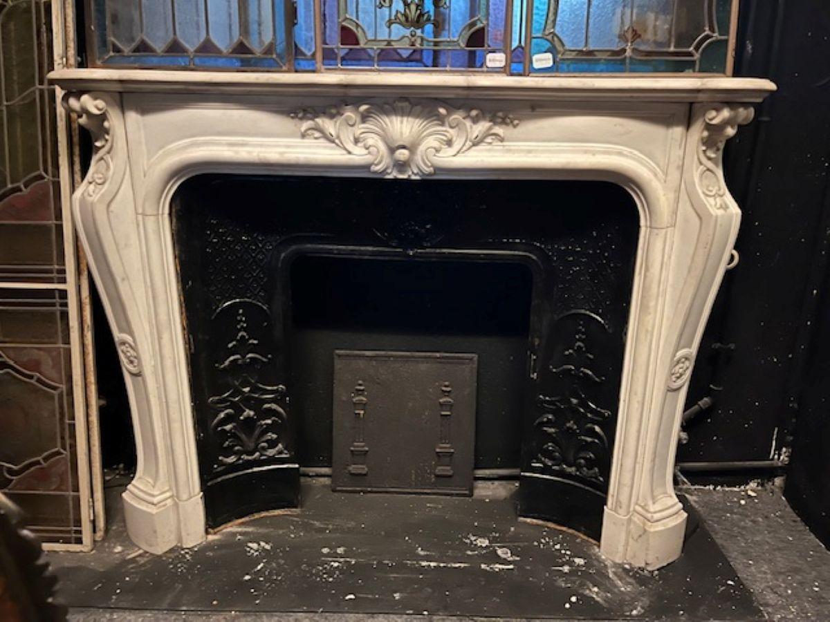 Camino mantello antico in marmo bianco di Carrara.
Il pregiato marmo bianco di Carrara è conosciuto in tutto il mondo per il colore bianco candido uniforme con venature grigie. Apprezzato già dagli antichi romani, è stato utilizzato per realizzare