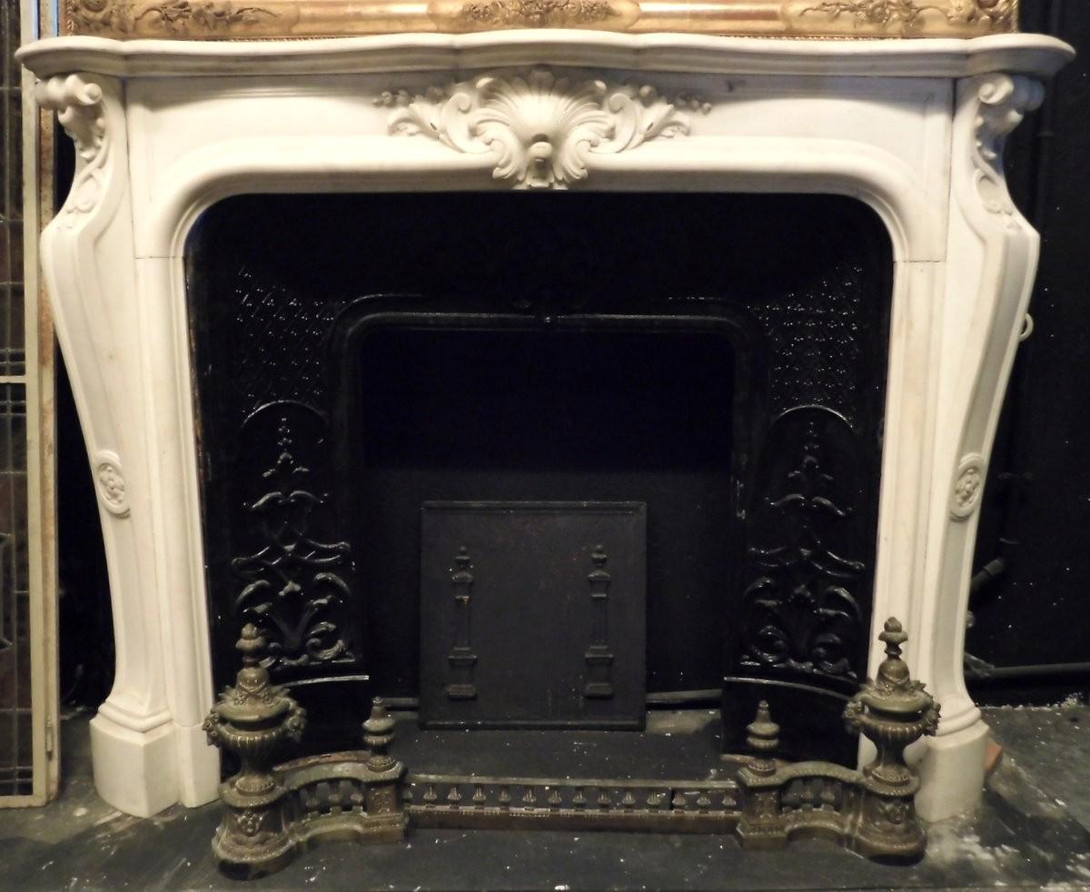 Italiano Camino antico in marmo bianco di Carrara, scolpito con decoro centrale, italia in vendita
