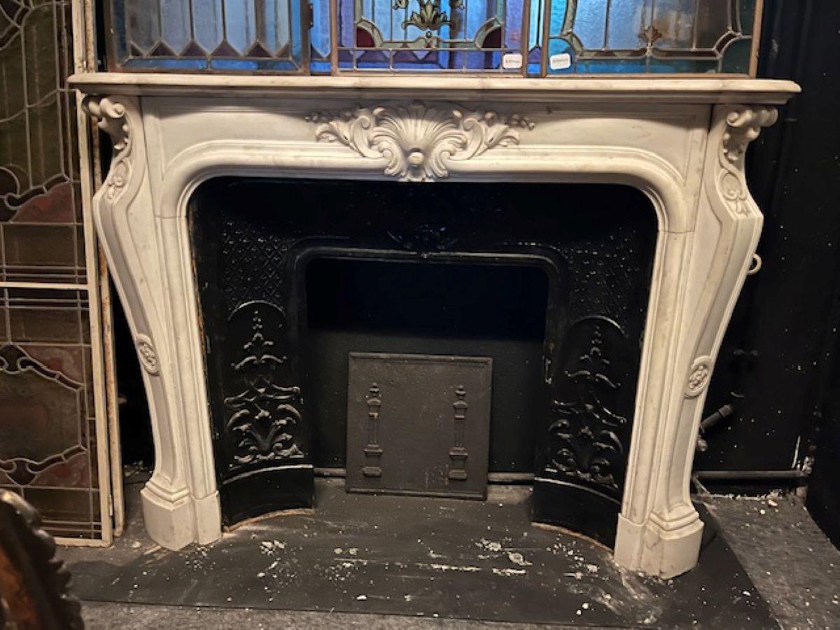 Intagliato Camino antico in marmo bianco di Carrara, scolpito con decoro centrale, italia in vendita