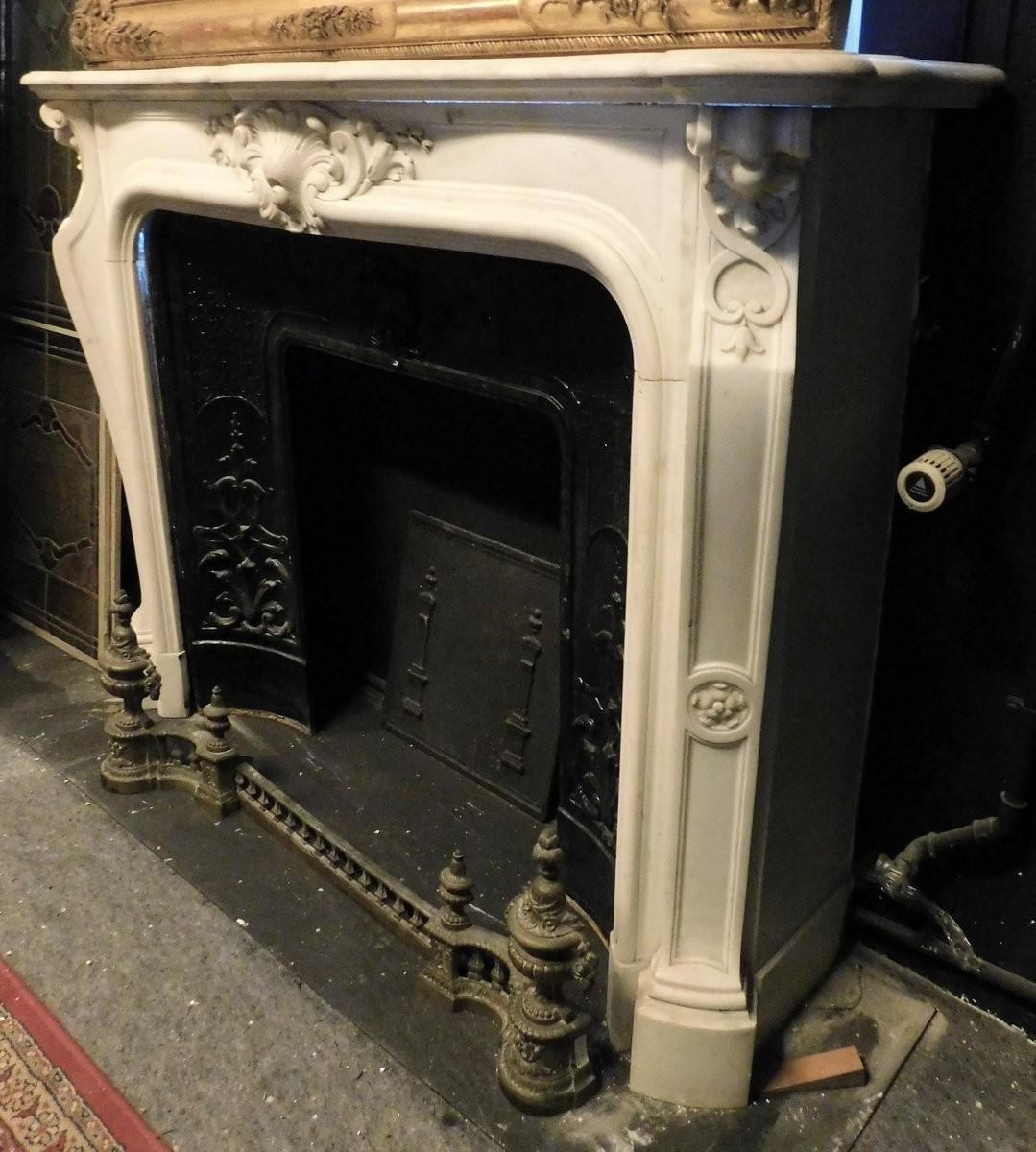 Camino antico in marmo bianco di Carrara, scolpito con decoro centrale, italia In condizioni buone in vendita a Cuneo, Italy (CN)