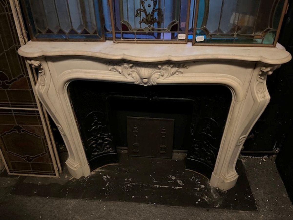 Fino al XVIII secolo Camino antico in marmo bianco di Carrara, scolpito con decoro centrale, italia in vendita