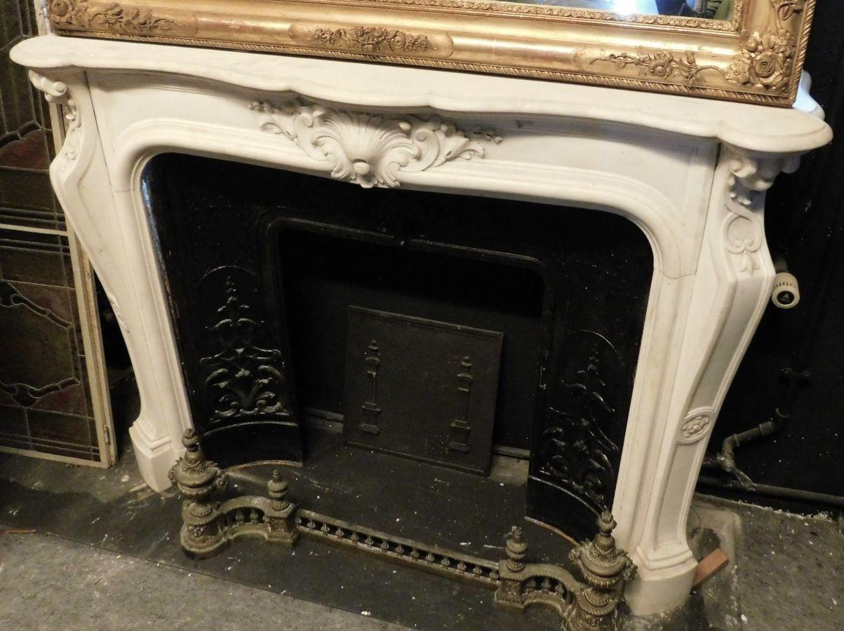 Marmo di Carrara Camino antico in marmo bianco di Carrara, scolpito con decoro centrale, italia in vendita