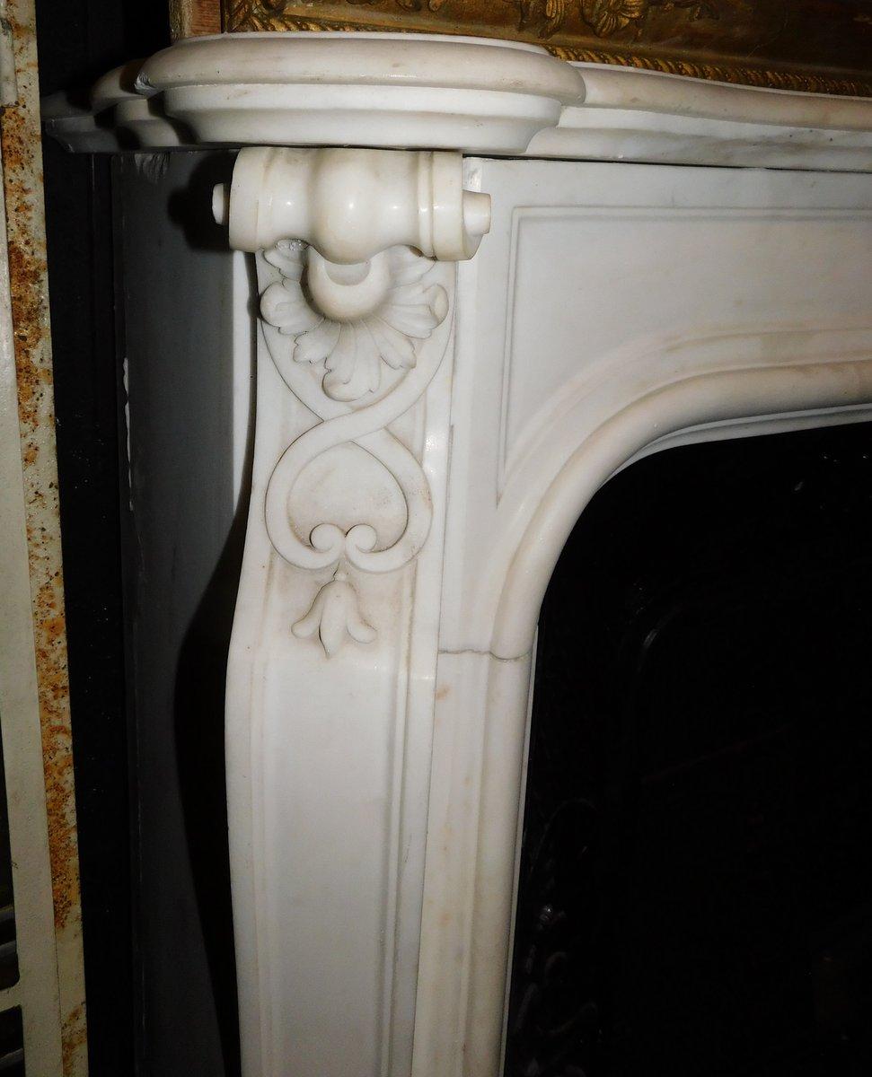 Camino antico in marmo bianco di Carrara, scolpito con decoro centrale, italia in vendita 1