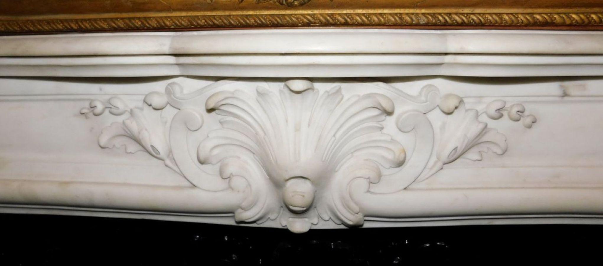 Camino antico in marmo bianco di Carrara, scolpito con decoro centrale, italia in vendita 2