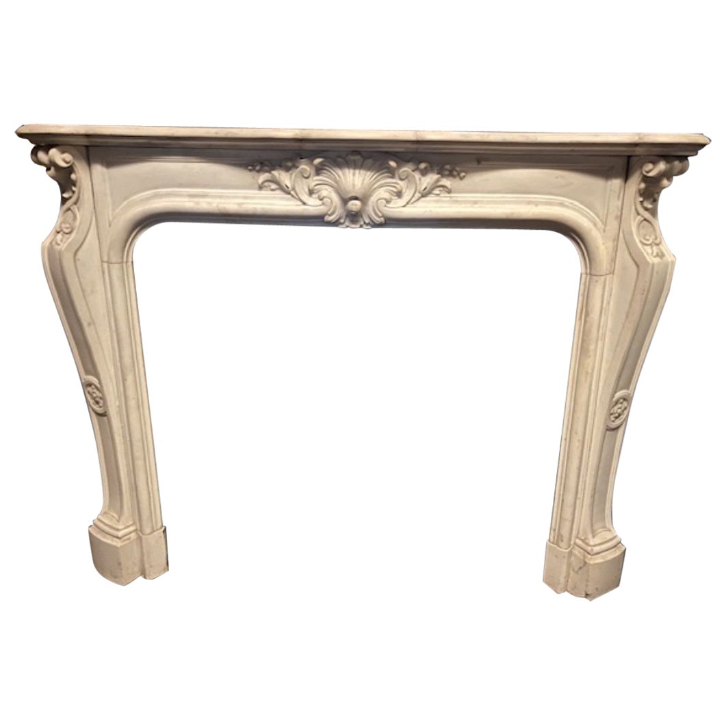 Camino antico in marmo bianco di Carrara, scolpito con decoro centrale, italia