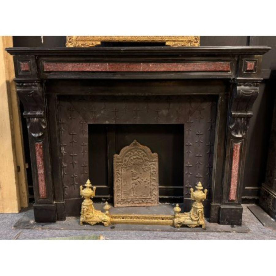 Antiker Kamin aus schwarzem belgischem Marmor mit Intarsien aus rotem französischen Marmor (European) im Angebot