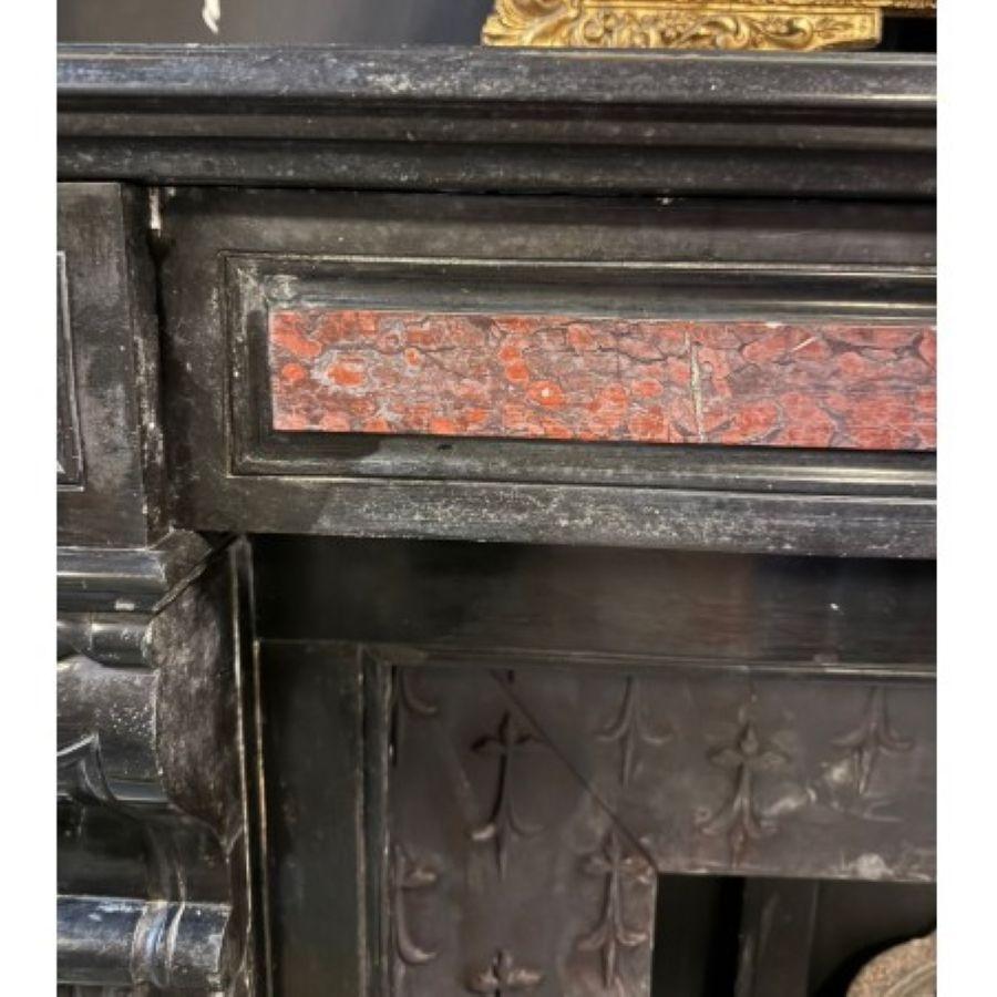 Antiker Kamin aus schwarzem belgischem Marmor mit Intarsien aus rotem französischen Marmor (Geschnitzt) im Angebot