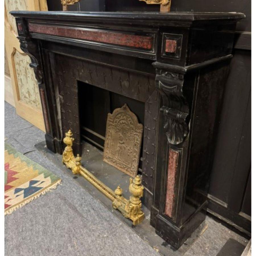 Antiker Kamin aus schwarzem belgischem Marmor mit Intarsien aus rotem französischen Marmor im Angebot 1