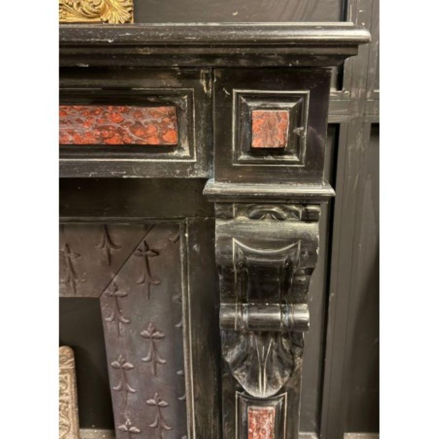 Antiker Kamin aus schwarzem belgischem Marmor mit Intarsien aus rotem französischen Marmor im Angebot 3