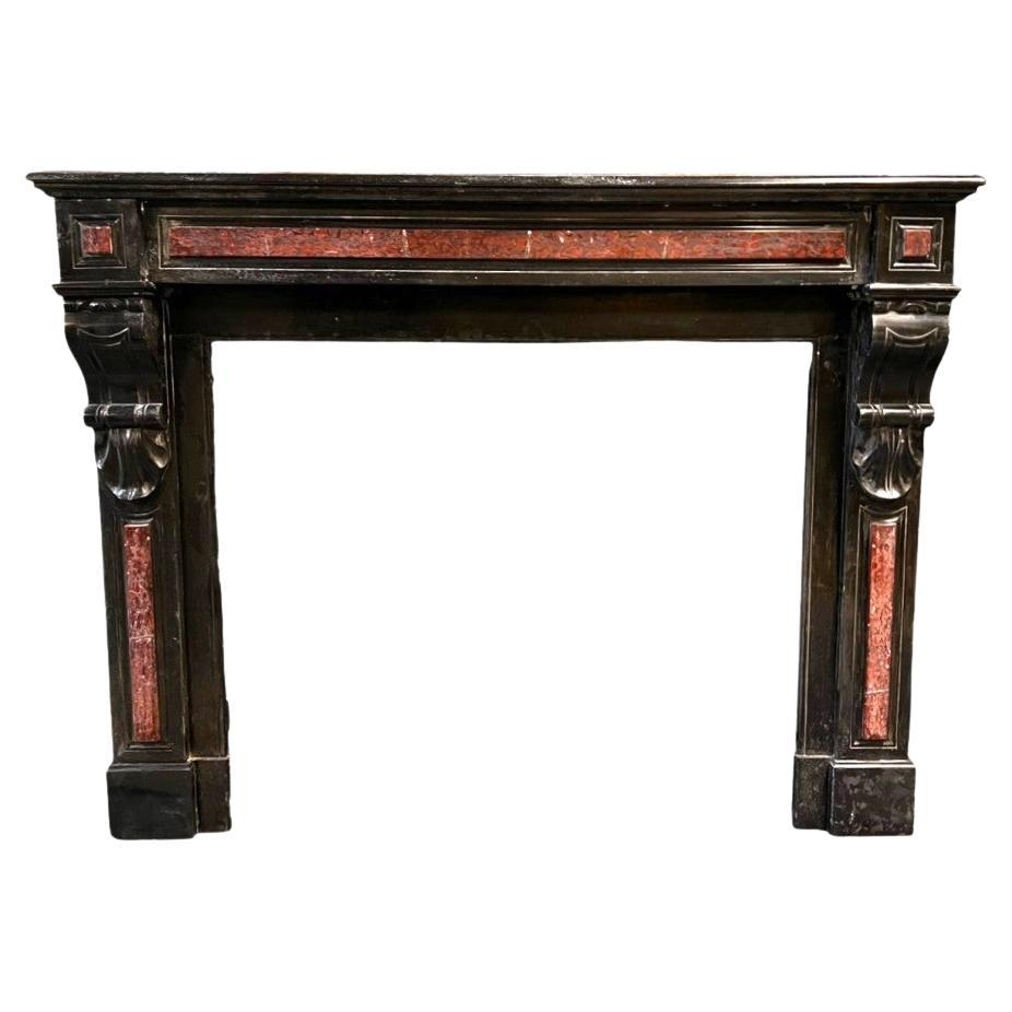 Antiker Kamin aus schwarzem belgischem Marmor mit Intarsien aus rotem französischen Marmor im Angebot