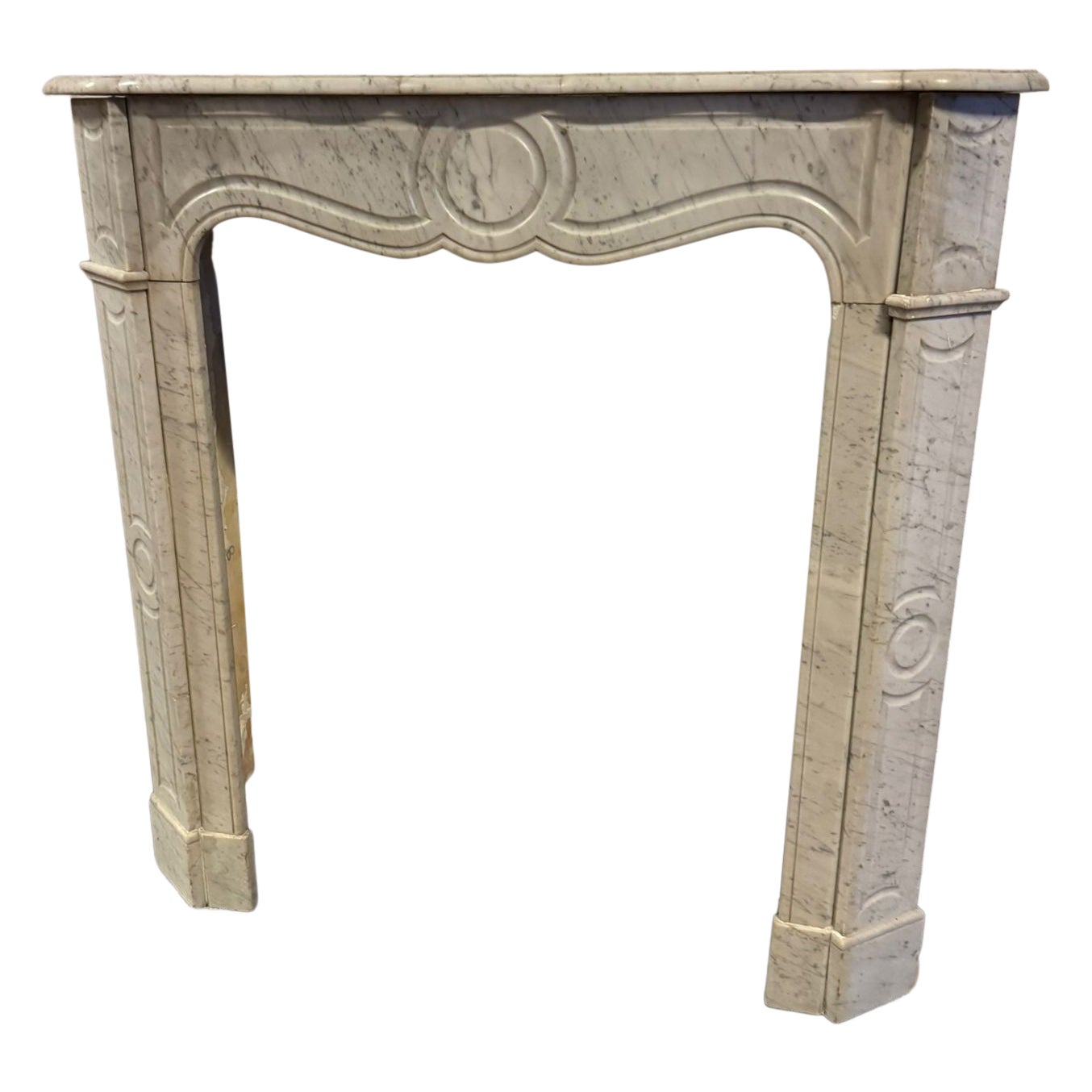 Camino cornice mantello, Pompadour in marmo bianco di Carrara, Francia