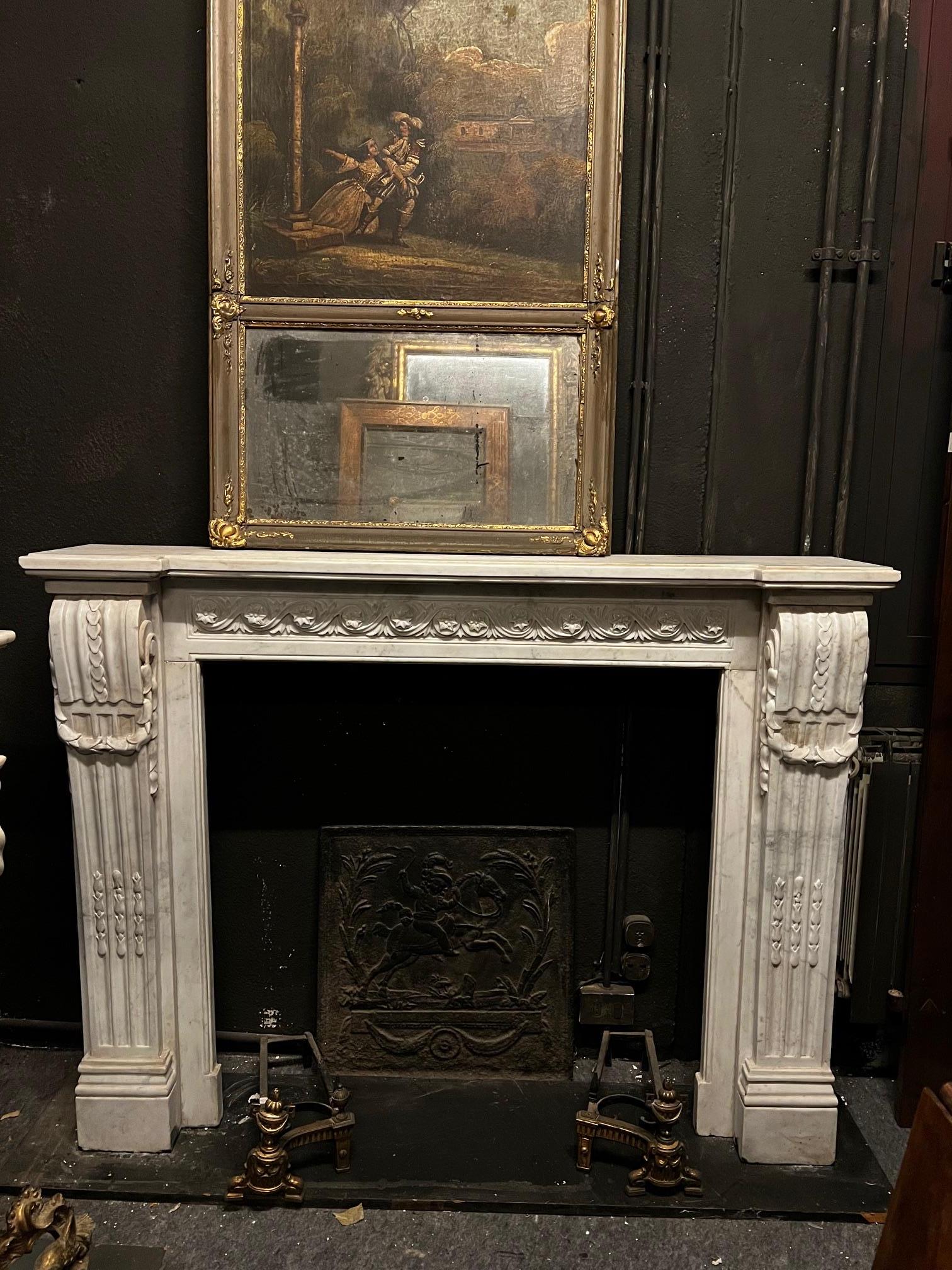 Camino en marmo bianco Carrara, fronte scolpito con motivo di fiori susseguenti en venta 3