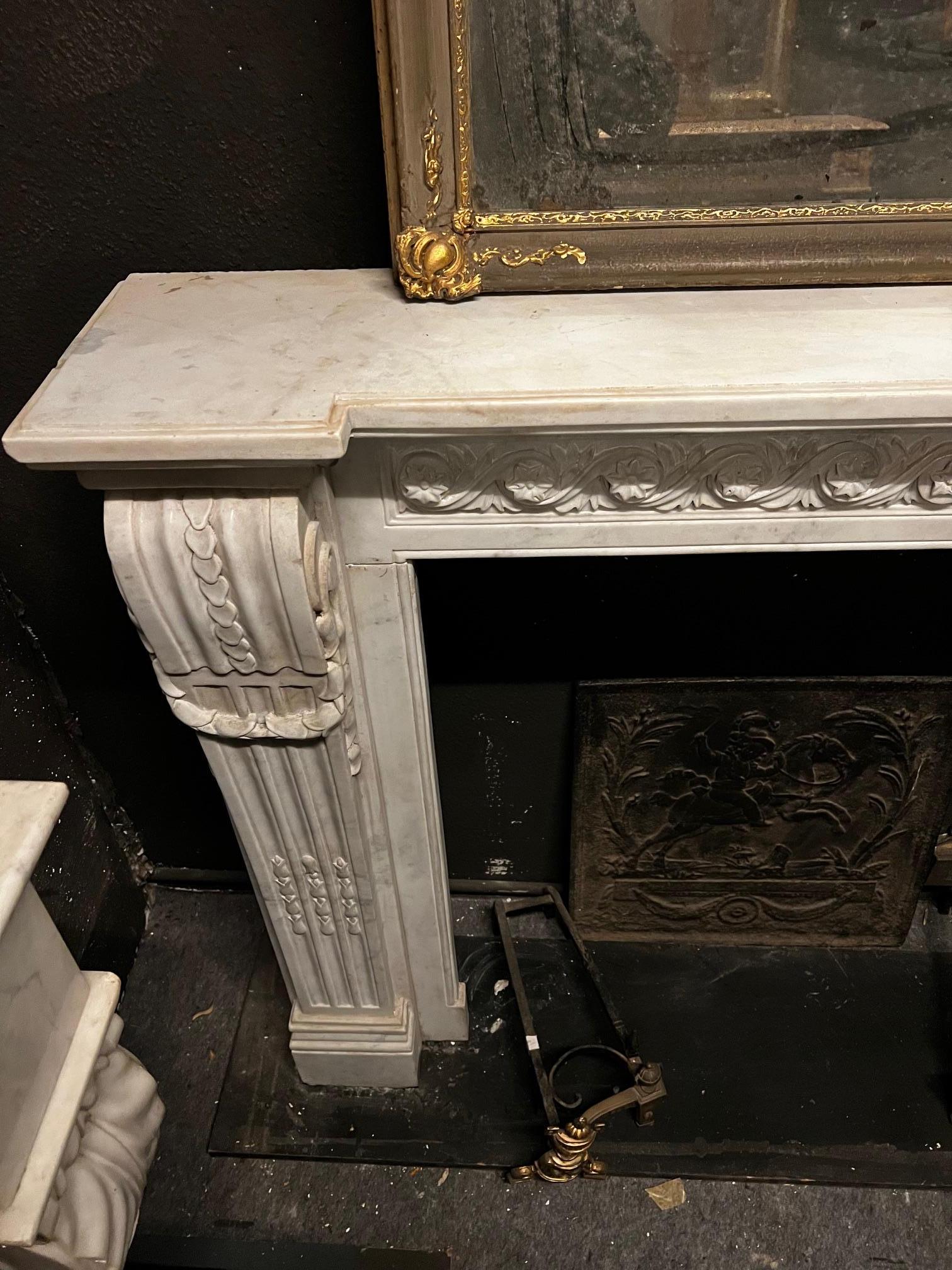 Camino en marmo bianco Carrara, fronte scolpito con motivo di fiori susseguenti en venta 4