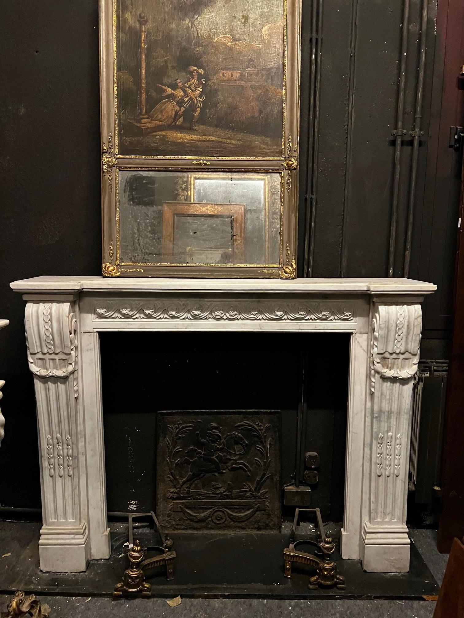 Antico Camino in marmo bianco di Carrara, riccamente scolpito con Piano sagomato, fronte scolpito con motivo di fiori susseguenti, Gambe scolpite a colonna con festoni. Originale di Epoca '800, di provenienza Italia. Muy rico y decorativo, ideal