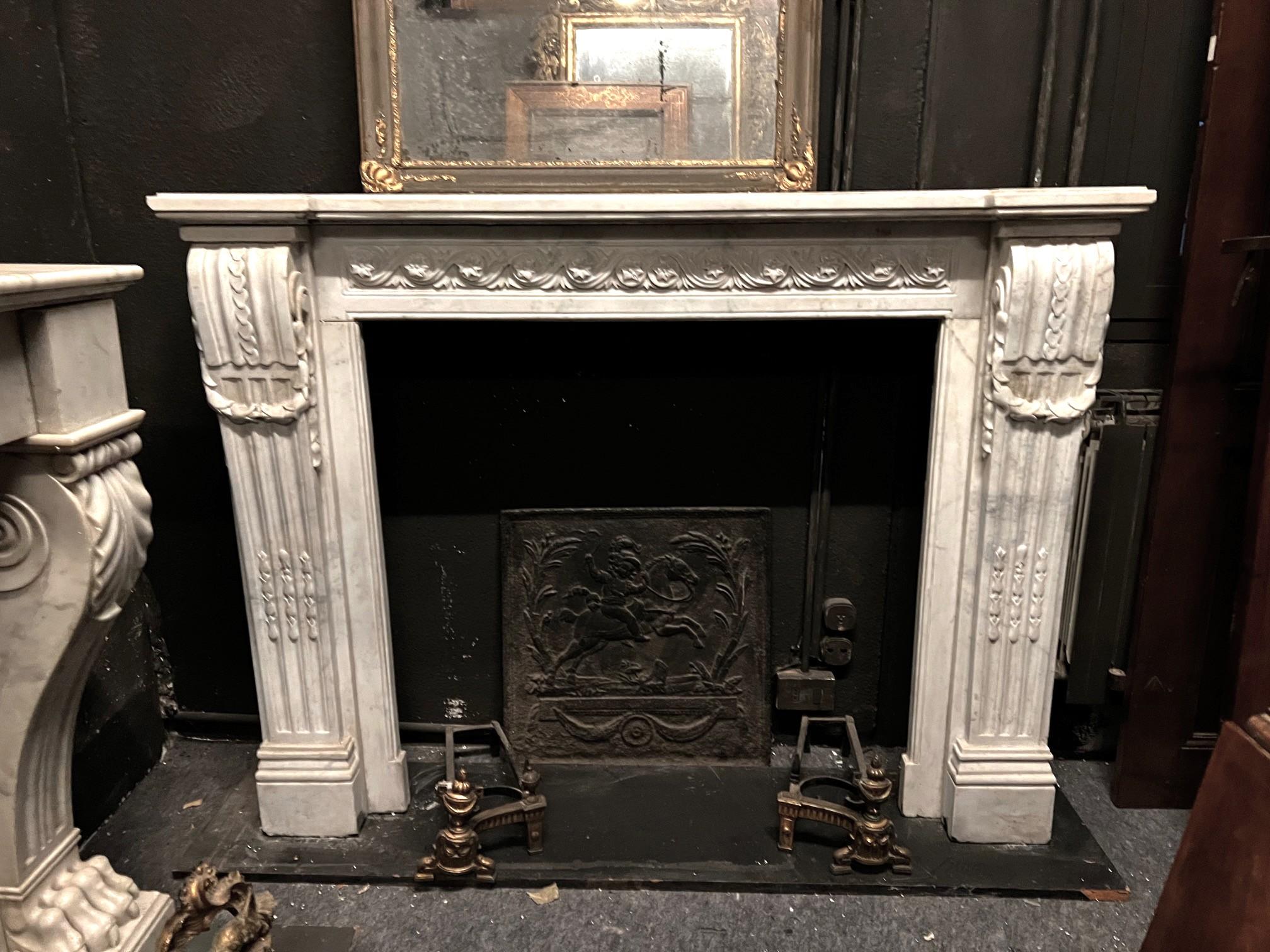 Camino en marmo bianco Carrara, fronte scolpito con motivo di fiori susseguenti Italiano en venta