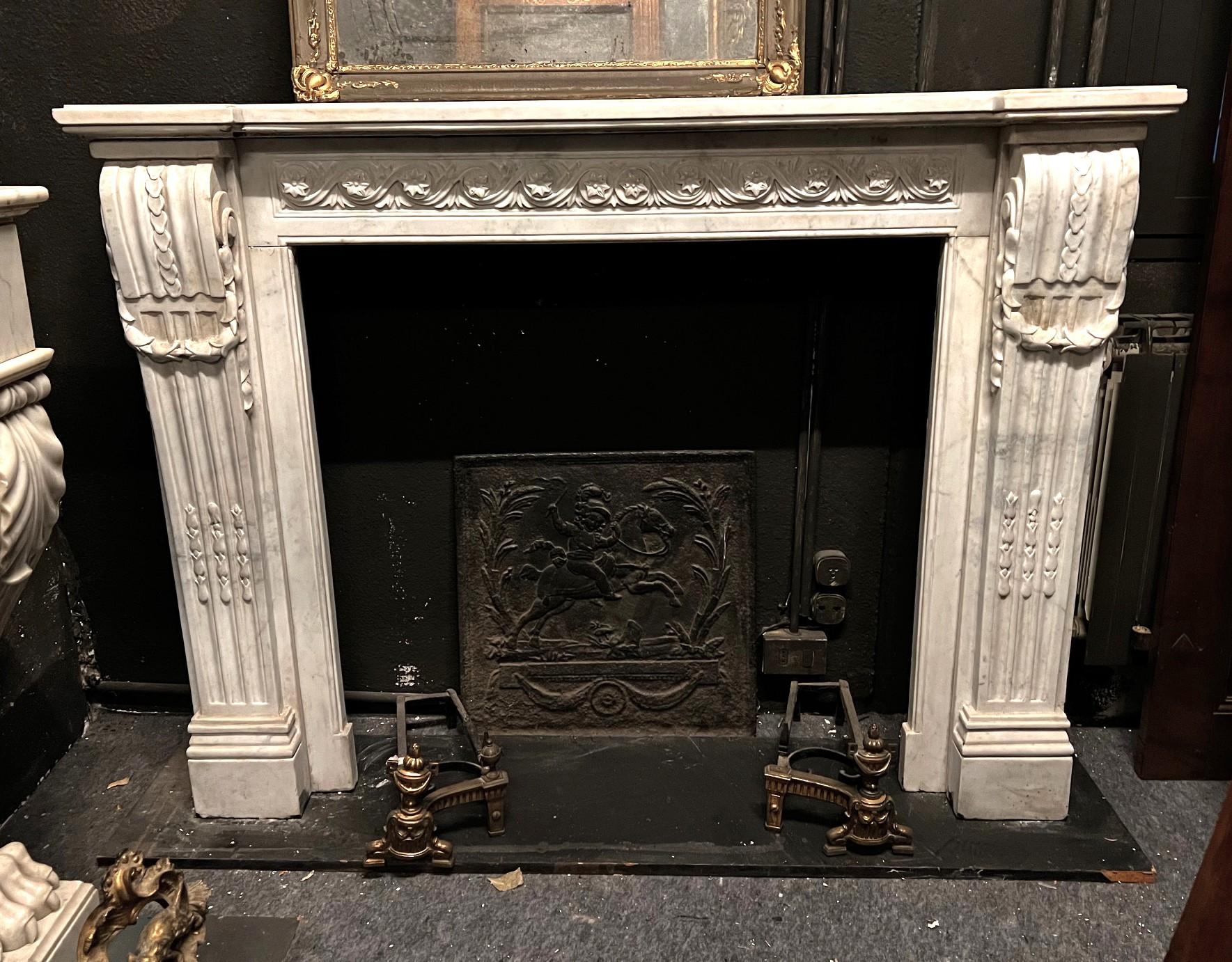 Camino en marmo bianco Carrara, fronte scolpito con motivo di fiori susseguenti en Bueno estado para la venta en Cuneo, Italy (CN)