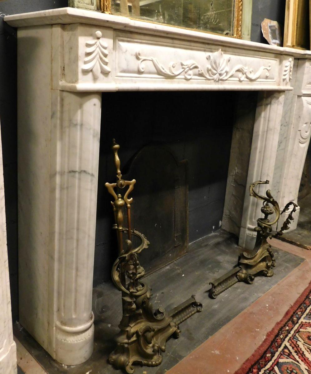 Camino in marmo bianco con venature grigie, scolpito con semicolonne e fregi For Sale 3
