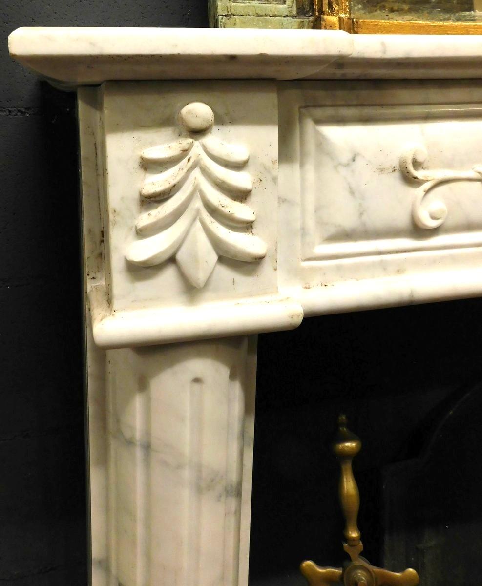 Camino in marmo bianco con venature grigie, scolpito con semicolonne e fregi For Sale 4