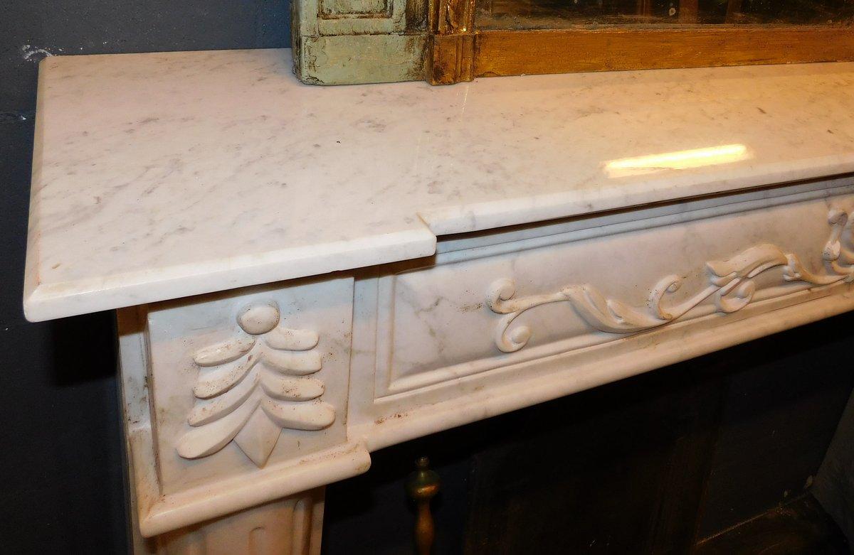 Camino in marmo bianco con venature grigie, scolpito con semicolonne e fregi For Sale 5