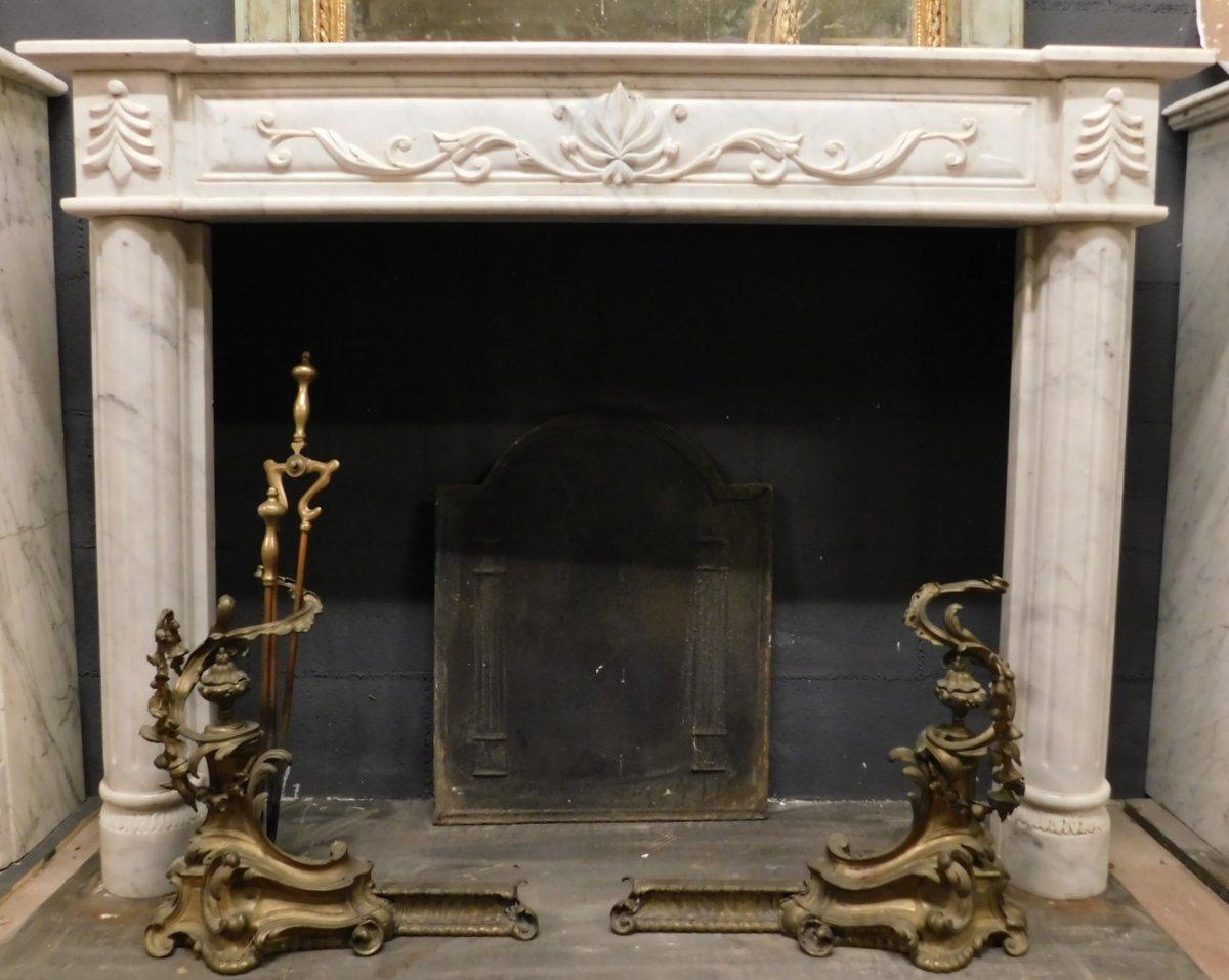 Camino antico in marmo bianco con leggere venature grigie, Fronte scolpito con decoro fogliaceo centrale e semicolonne scanalate laterali, molto elegante e raffinato, adatto ad ogni interno di classe. Originale di Epoca '800, provenienza