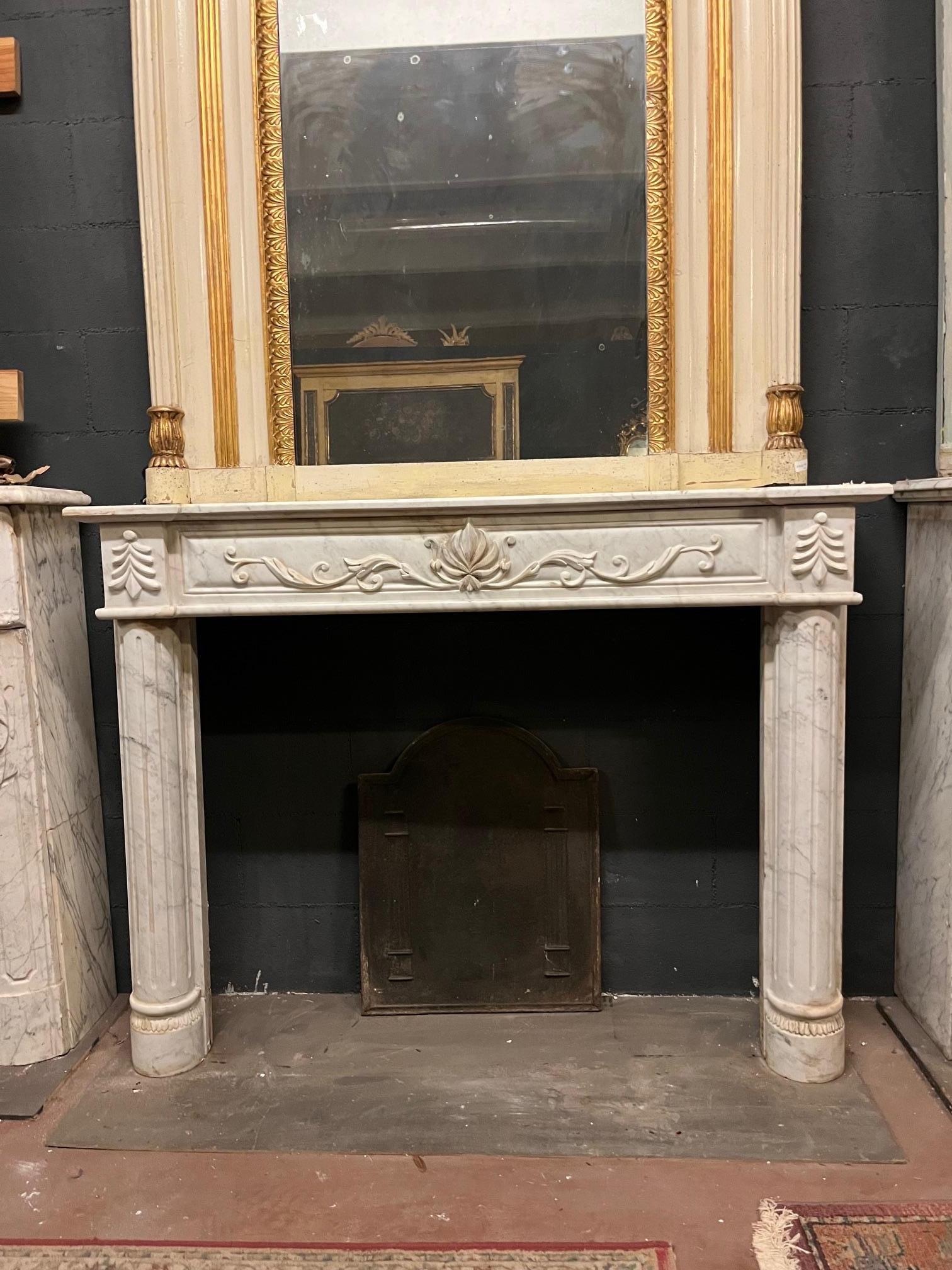 Other Camino in marmo bianco con venature grigie, scolpito con semicolonne e fregi For Sale