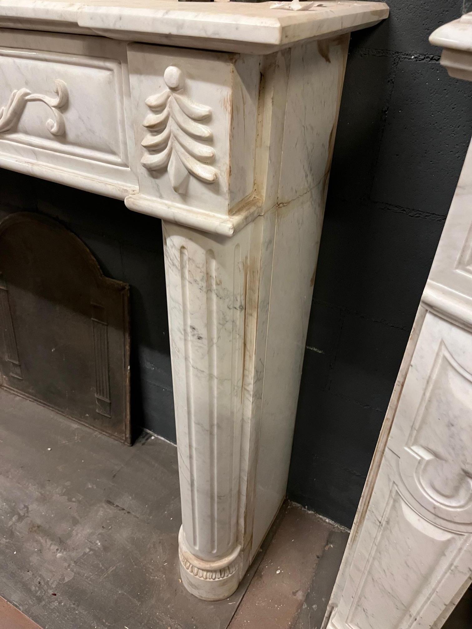 French Camino in marmo bianco con venature grigie, scolpito con semicolonne e fregi For Sale