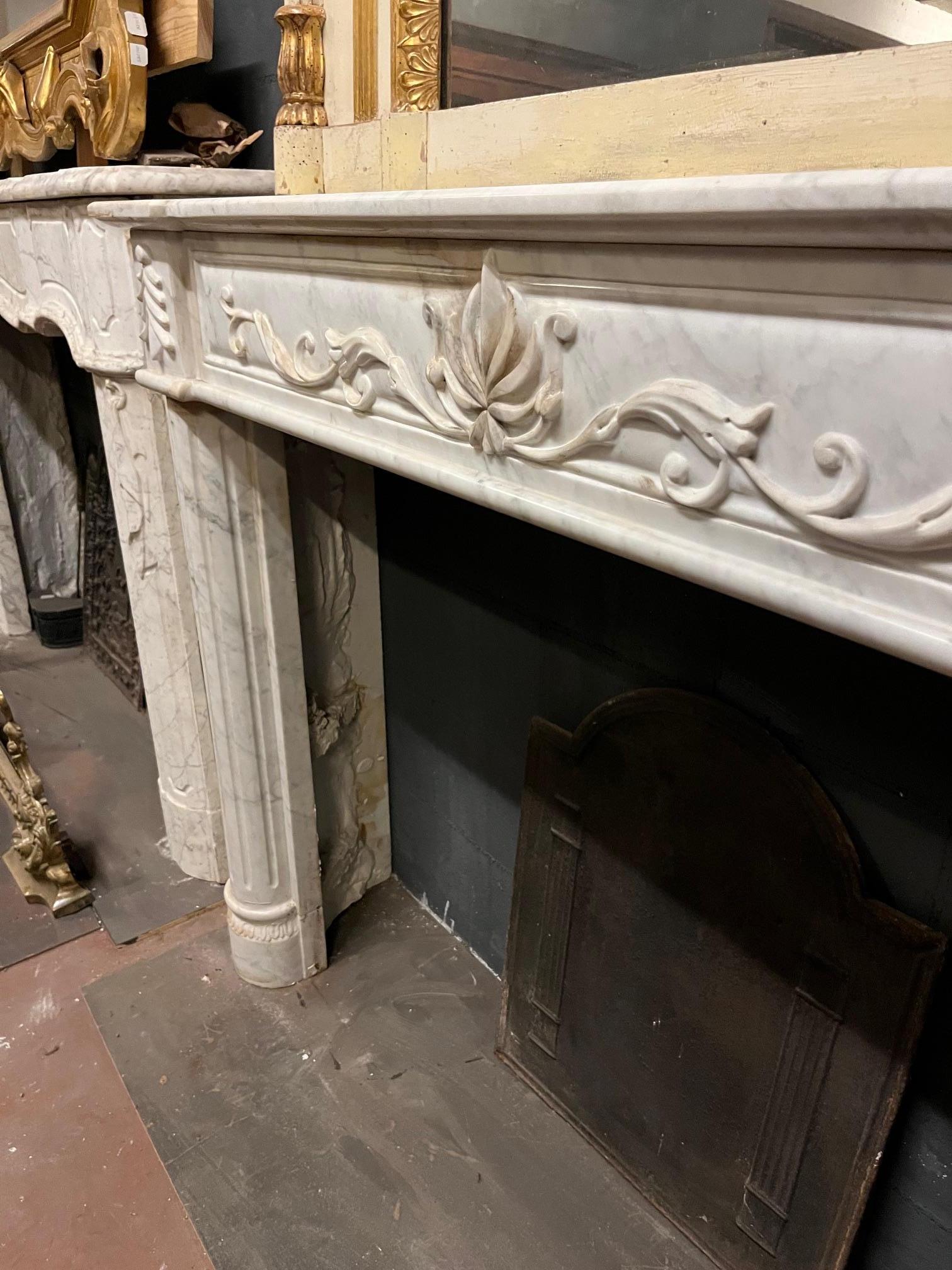 Camino in marmo bianco con venature grigie, scolpito con semicolonne e fregi In Good Condition For Sale In Cuneo, Italy (CN)