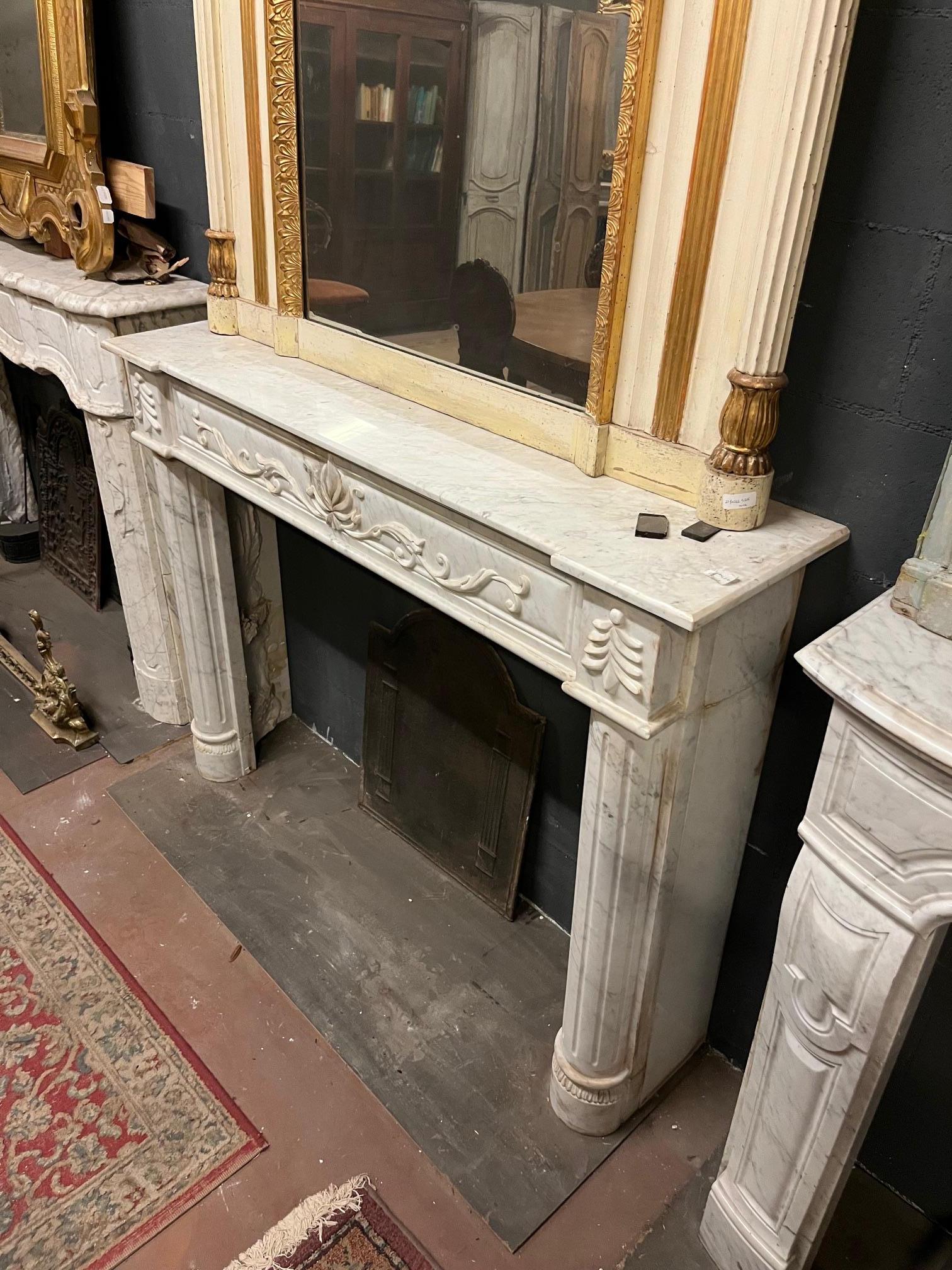 19th Century Camino in marmo bianco con venature grigie, scolpito con semicolonne e fregi For Sale