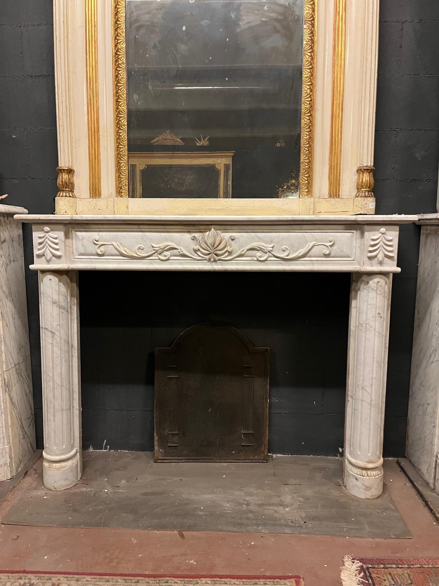 Carrara Marble Camino in marmo bianco con venature grigie, scolpito con semicolonne e fregi For Sale