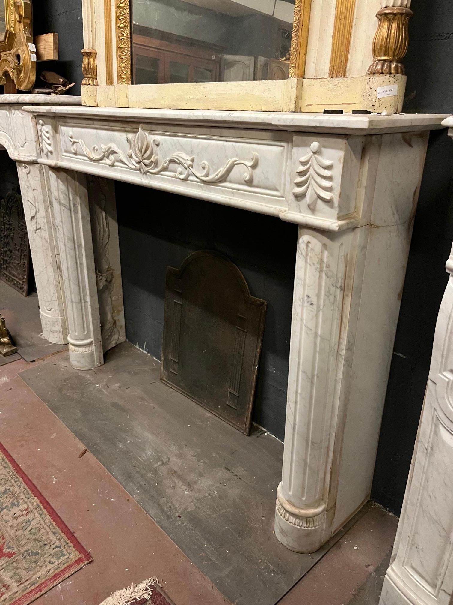 Camino in marmo bianco con venature grigie, scolpito con semicolonne e fregi For Sale 1