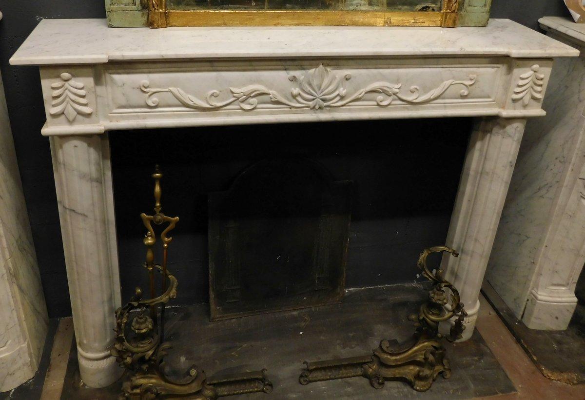 Camino in marmo bianco con venature grigie, scolpito con semicolonne e fregi For Sale 2