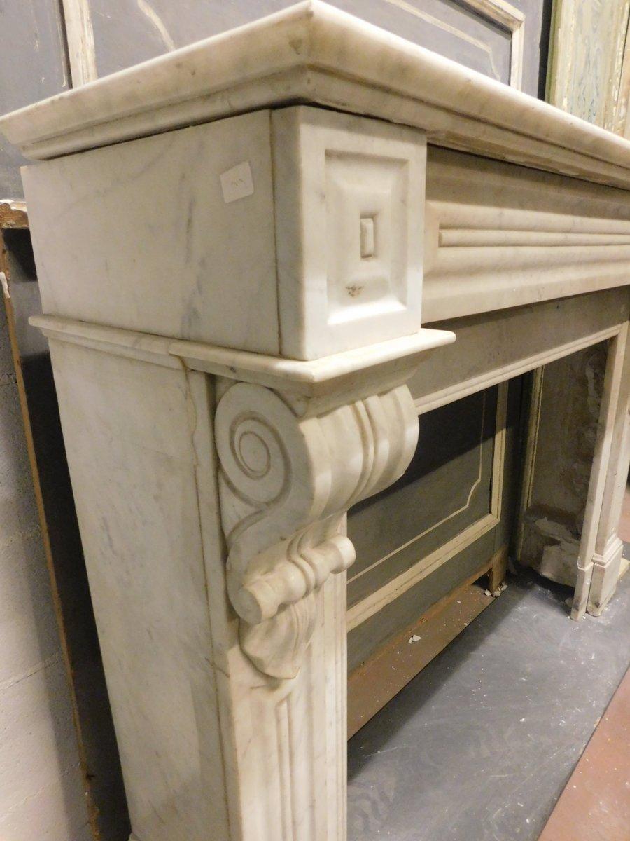 Carved camino in marmo bianco di Carrara, forma geometrica semplice, Francia For Sale