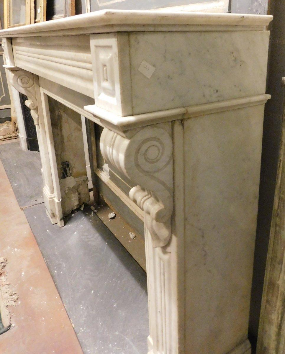 camino in marmo bianco di Carrara, forma geometrica semplice, Francia In Good Condition For Sale In Cuneo, Italy (CN)