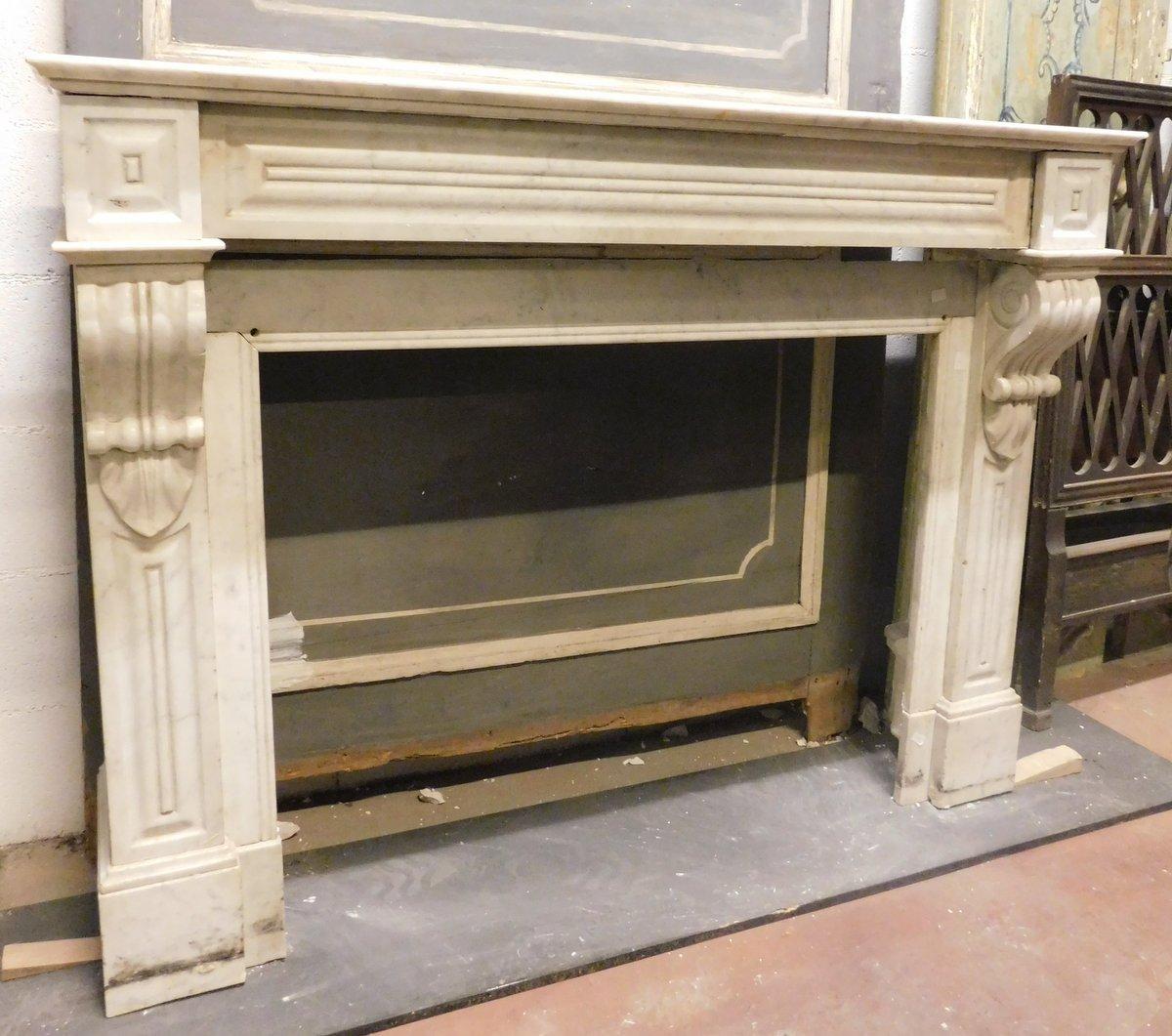 19th Century camino in marmo bianco di Carrara, forma geometrica semplice, Francia For Sale