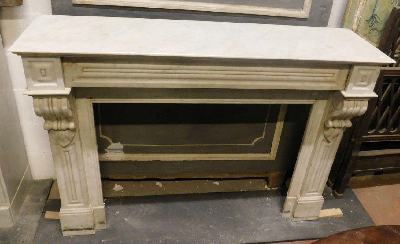 Carrara Marble camino in marmo bianco di Carrara, forma geometrica semplice, Francia For Sale