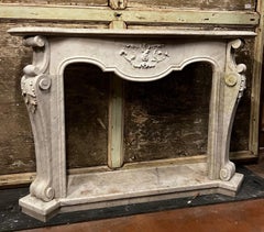 Chimenea de mármol blanco de Carrara, ricamente esculpida. Conjunto básico, Italia