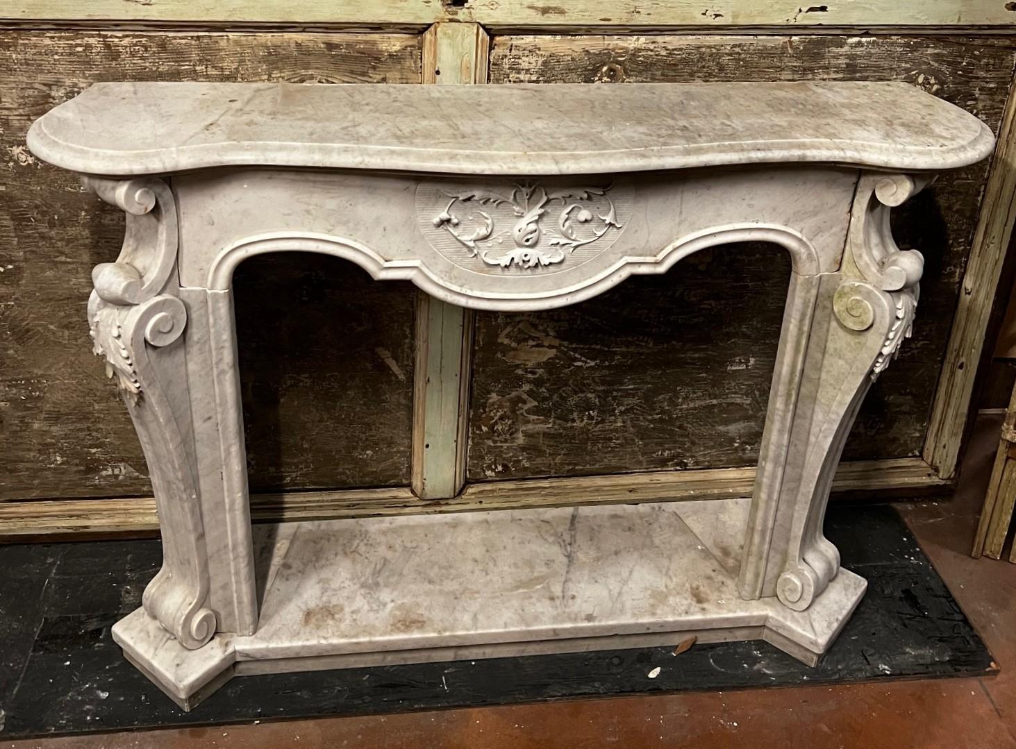 Chimenea de mármol blanco de Carrara, ricamente esculpida y completa con base, Italia Italian en venta