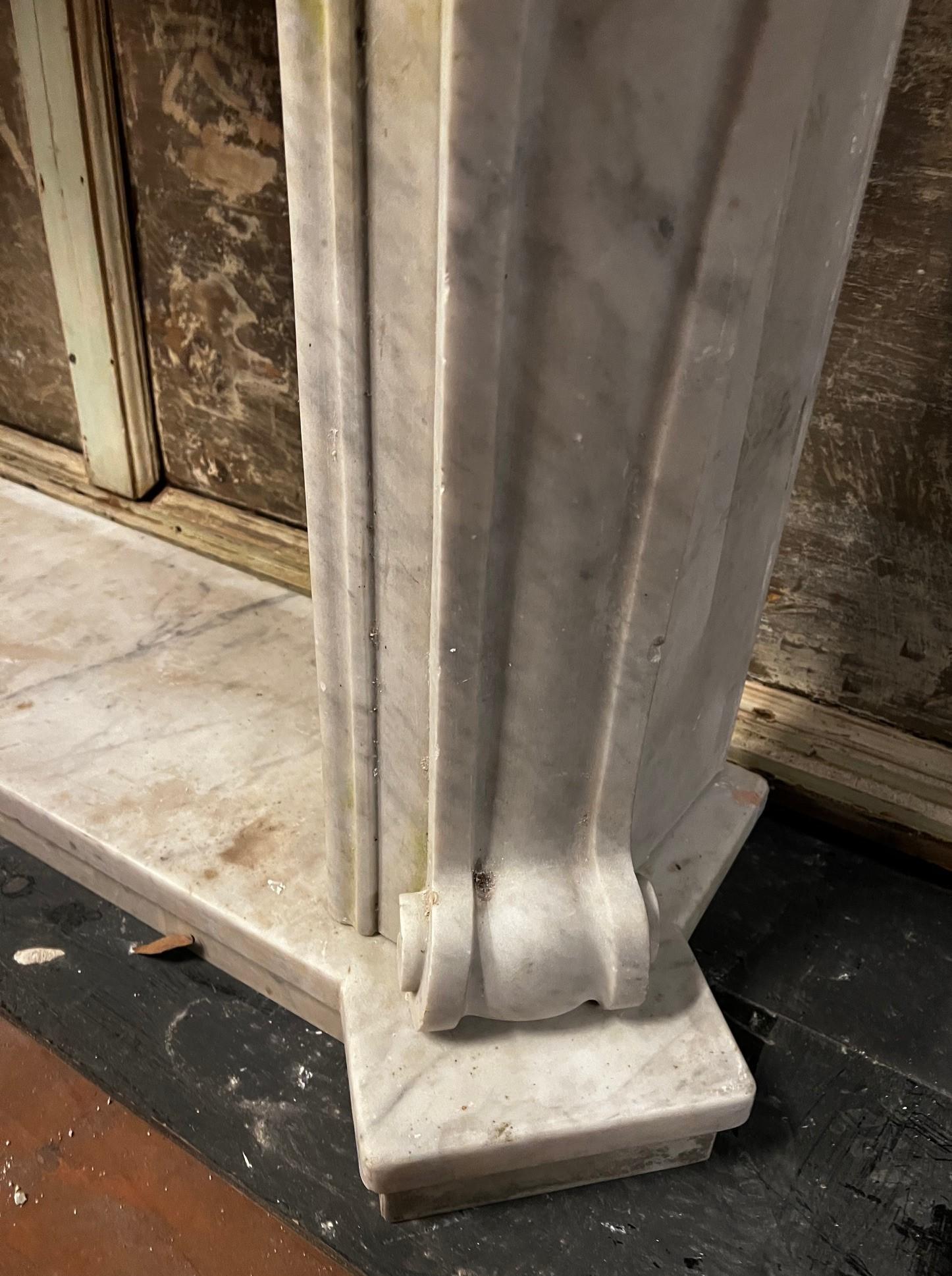 Chimenea de mármol blanco de Carrara, ricamente esculpida y completa con base, Italia en Bueno estado para la venta en Cuneo, Italy (CN)
