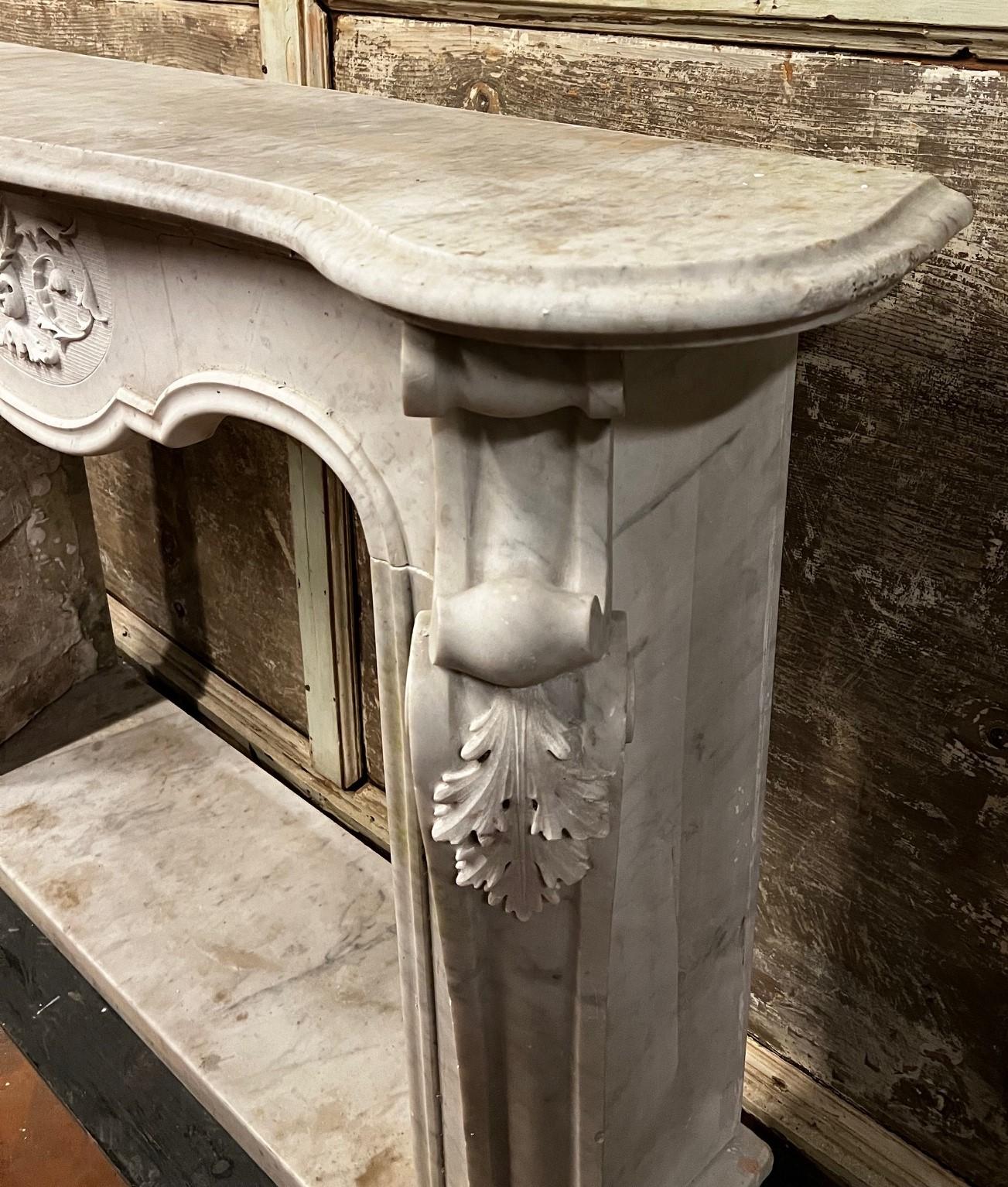 Chimenea de mármol blanco de Carrara, ricamente esculpida y completa con base, Italia 19th Century en venta