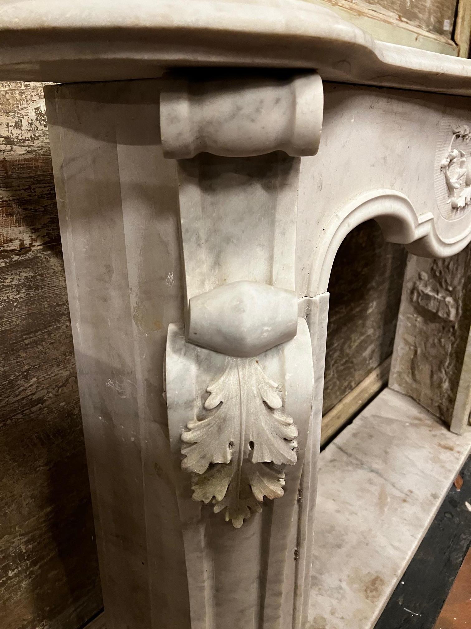 Chimenea de mármol blanco de Carrara, ricamente esculpida y completa con base, Italia Mármol de Carrara en venta