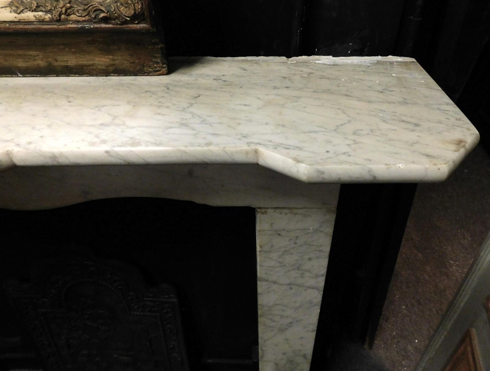 Italian Camino in marmo grigio chiaro semplice, Piano e fronte sagomati, italia For Sale