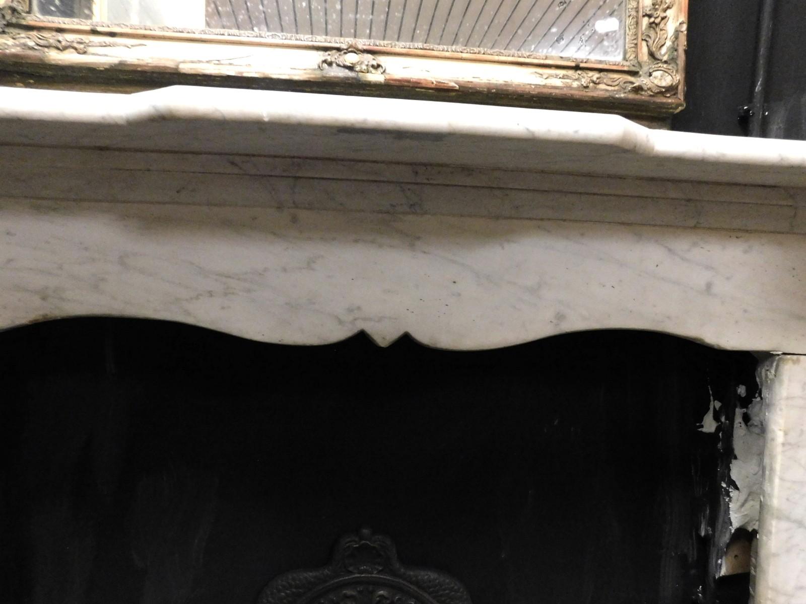 Camino in marmo grigio chiaro semplice, Piano e fronte sagomati, italia In Good Condition For Sale In Cuneo, Italy (CN)