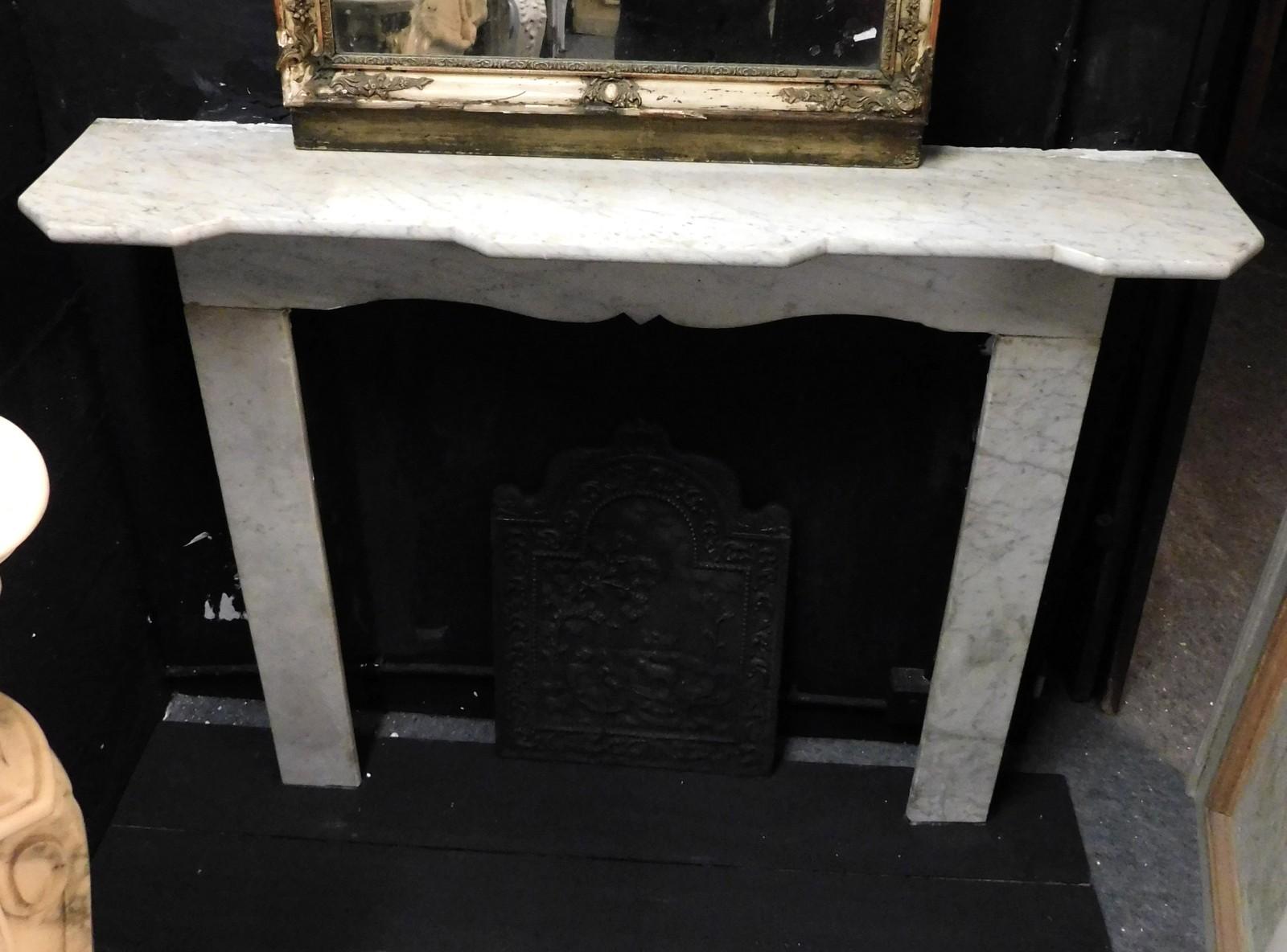 19th Century Camino in marmo grigio chiaro semplice, Piano e fronte sagomati, italia For Sale