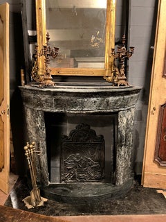 Kamin aus grünem Alpenmarmor, geschnitzt im Art-Deco-Stil und komplett mit Sockel, Italien